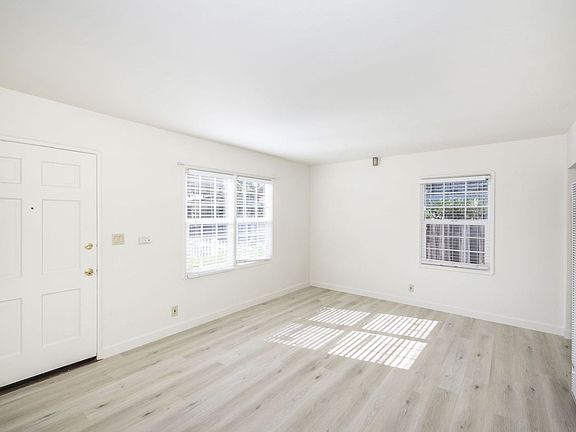 3rd image of 496 Chiquita Ave