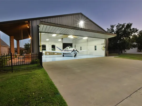 4104 King Air Ct, Granbury, TX 76049