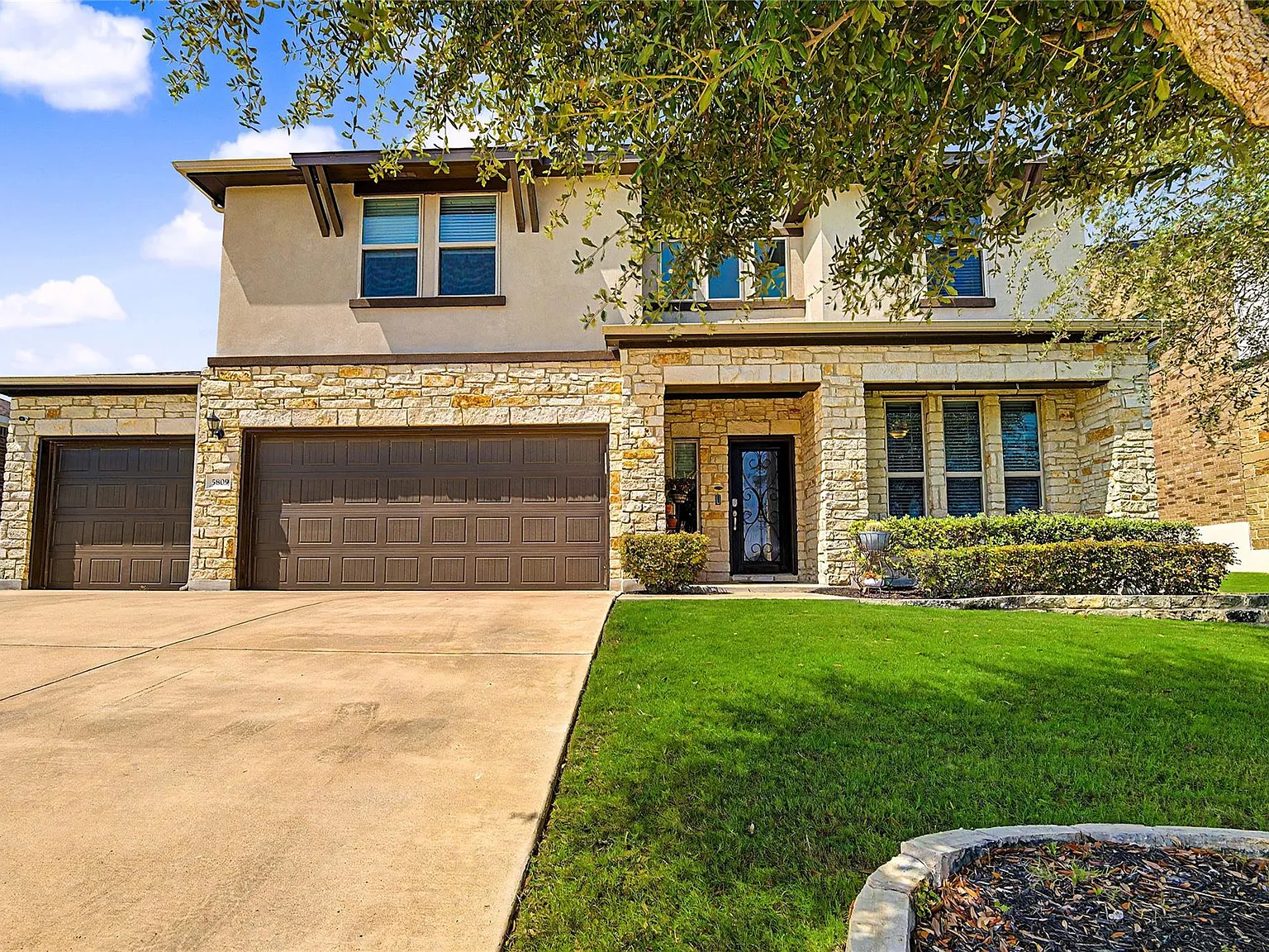 4 bed, 2.5 bath, 2835 sqft, $3,000 — Photo 2