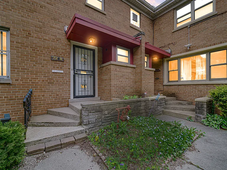 7248 N Ridge Blvd — Photo 2