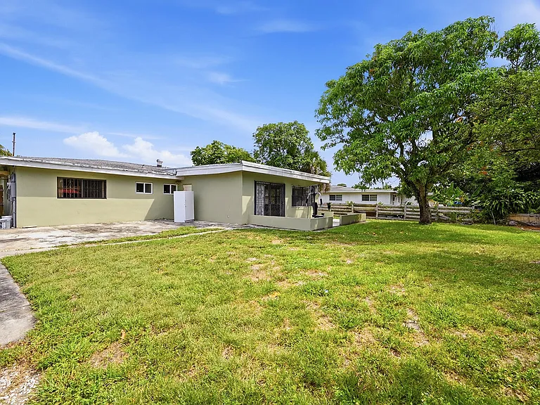 740 E Evanston Cir — Photo 38