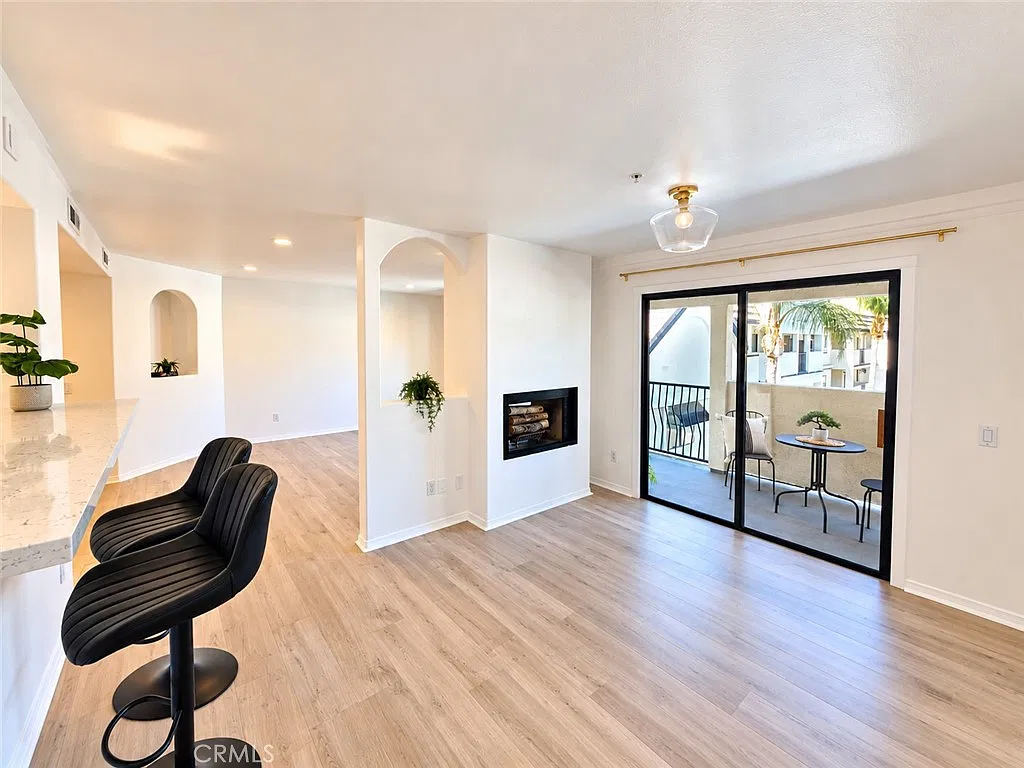 17735 Kinzie St — Photo 4