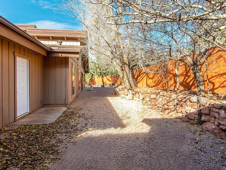180 Sierra Rd — Photo 44