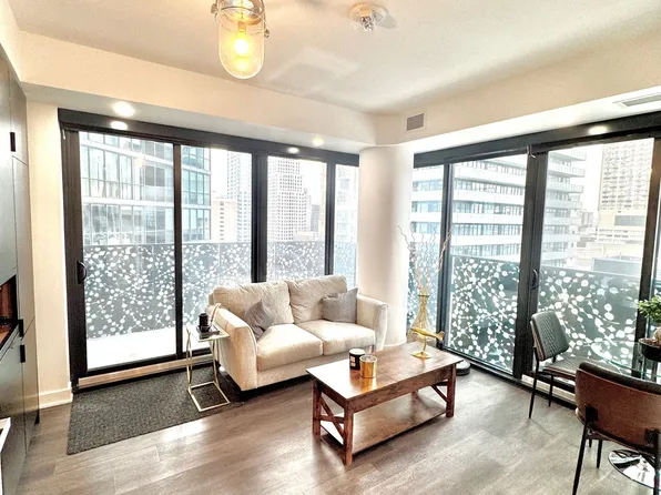 55 Charles St E #1510, Toronto, ON M4Y 0J1