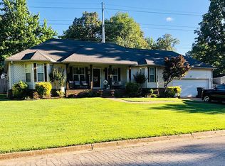 1914 Village Dr, Jonesboro, AR 72404