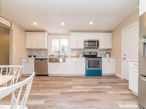 3rd image of 33 College Hills Dr