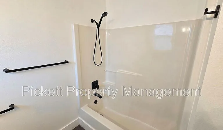 133 NE Gilmax Ln — Photo 18