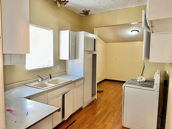 3rd image of 825 S 15th St