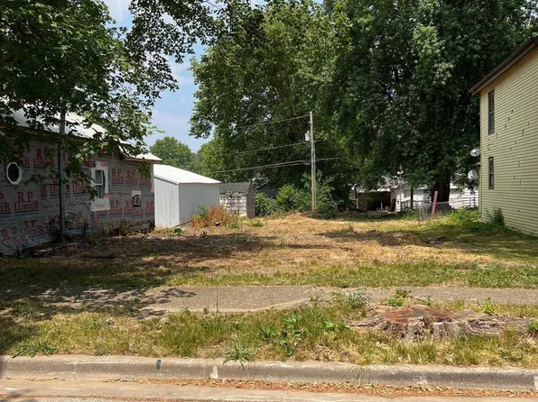 716 6th St, Lincoln, IL 62656