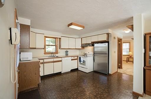 5th image of 90 Walton St