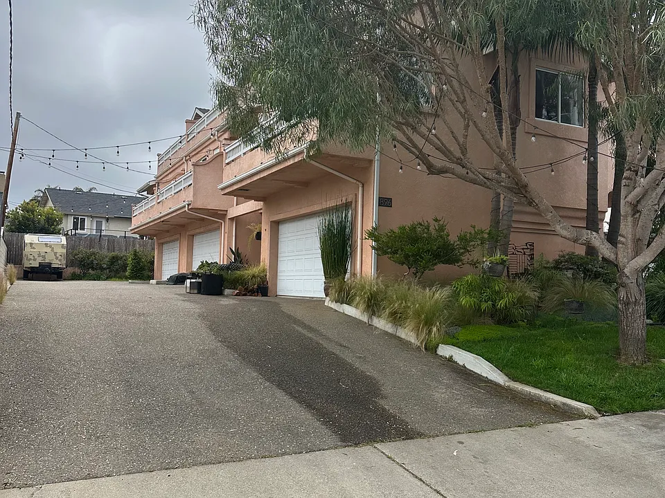 Triplex, three story, lovely area of Grover, close to Butterfly Grove and beach