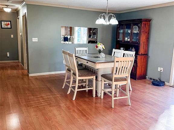 4th image of 693 N Messmer St