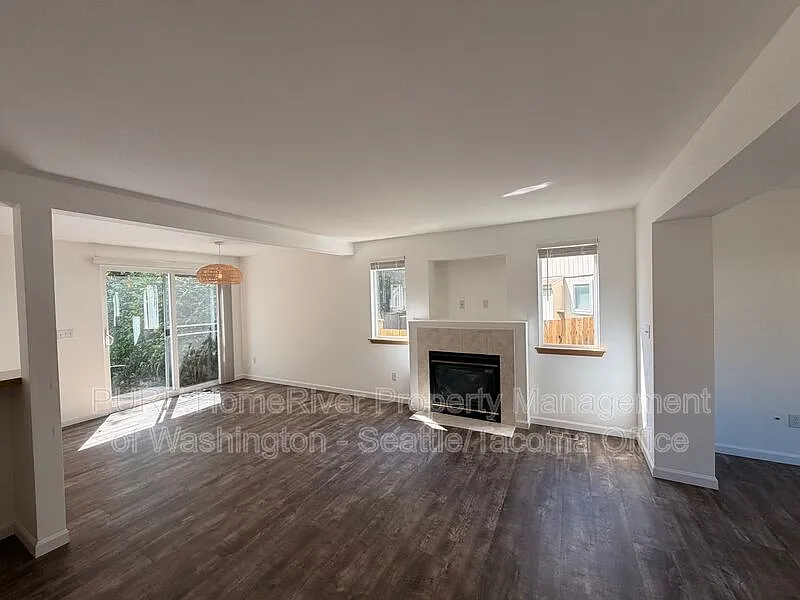 3 bed, 2.5 bath, 1648 sqft, $2,695 — Photo 4