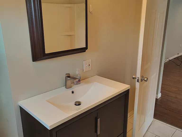 1172 Wyoming Ave #FRONT UPSTAIRS — Photo 12