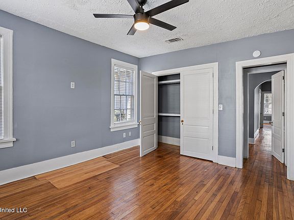 3rd image of 901 Fairview St