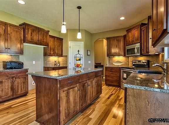 5th image of 812 S 191 Street Ave