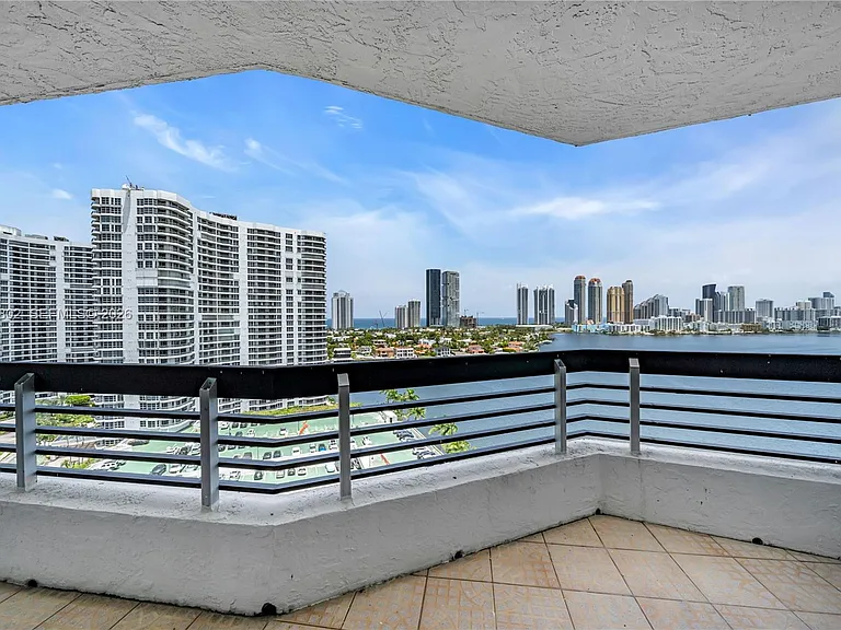 3600 Mystic Pointe Dr #1816 — Photo 32
