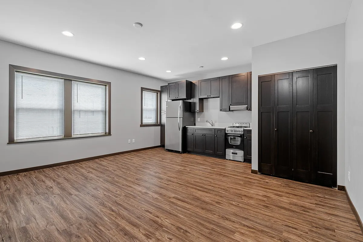 Building Photo - Brownstones Classic