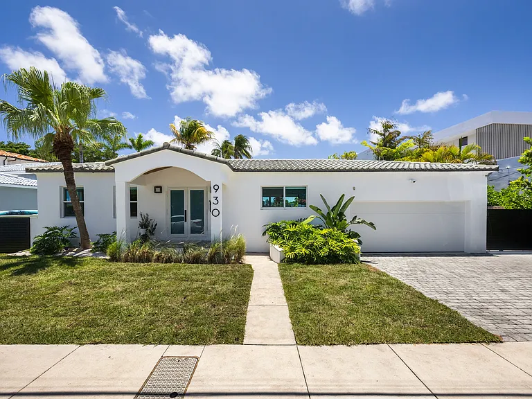 930 Stillwater Dr — Photo 3