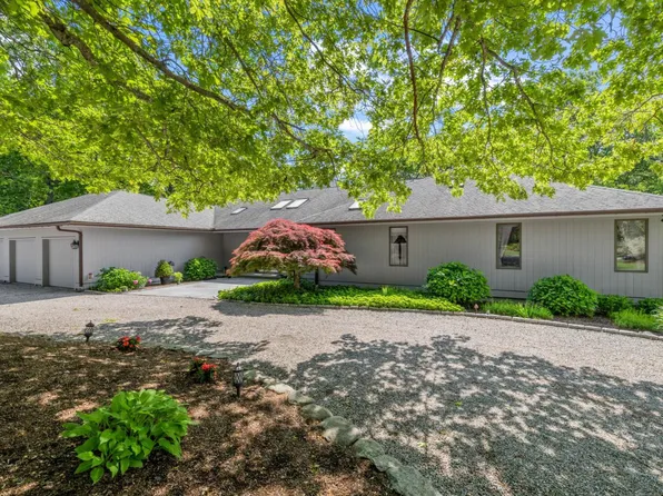 17 Westwood Drive, Waterford, CT 06385