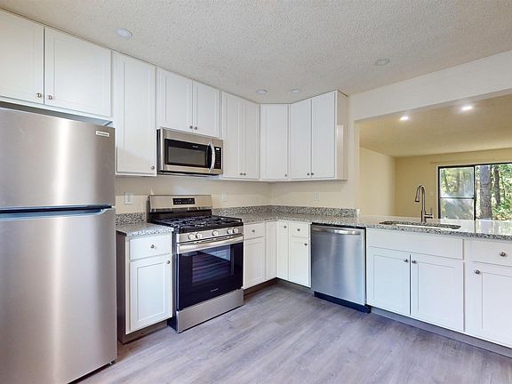 3rd image of 4 Cheshire Dr #4