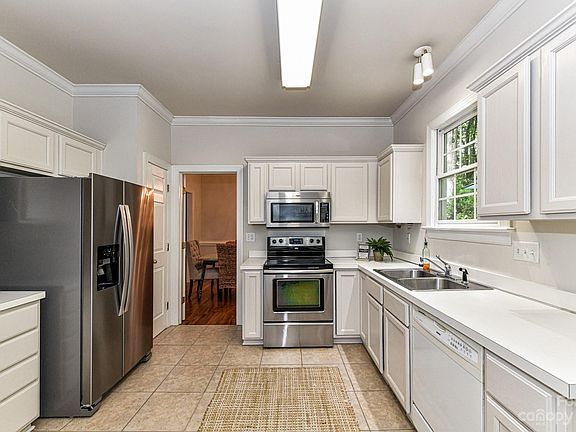 3rd image of 7818 Forest Oaks Ln