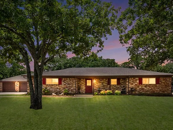 902 Greenbriar Dr, Joshua, TX 76058
