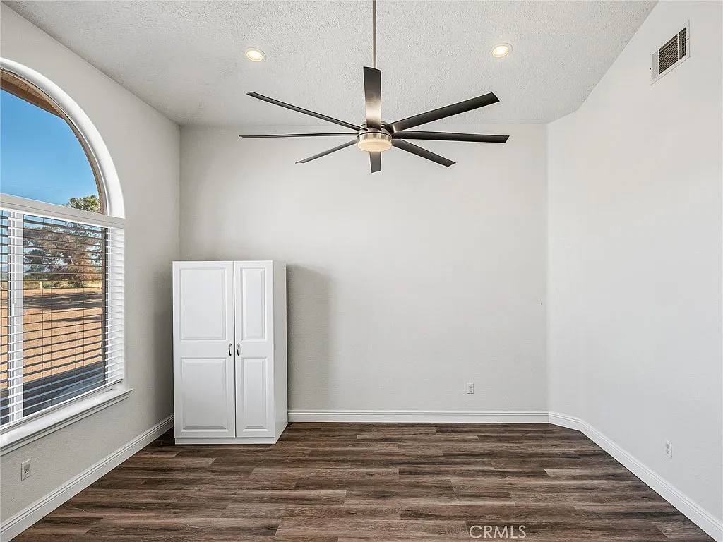 5 bed, 3.5 bath, 3306 sqft, $3,600 — Photo 3