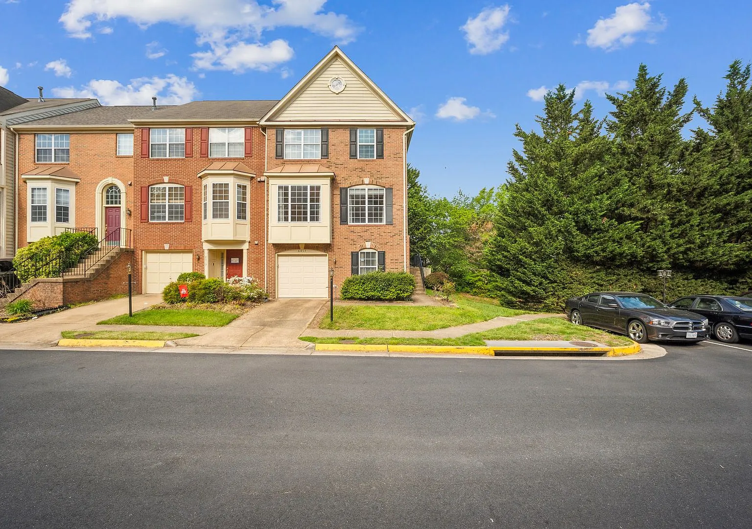 Spacious 4-Bedroom Townhome in Prime Alexandria Location — Photo 1