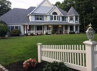 2 Vineyard Ct, Saint James, NY 11780