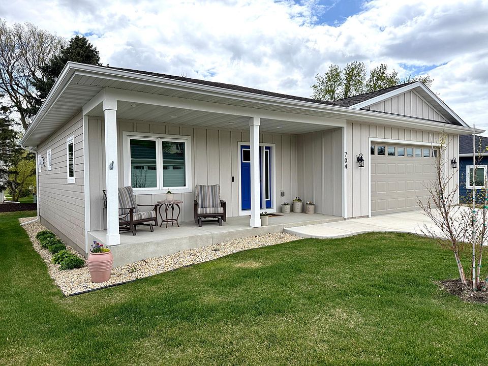 1st image of 704 Maple Pl