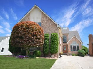 38048 Huron Pointe Dr, Harrison Township, MI 48045