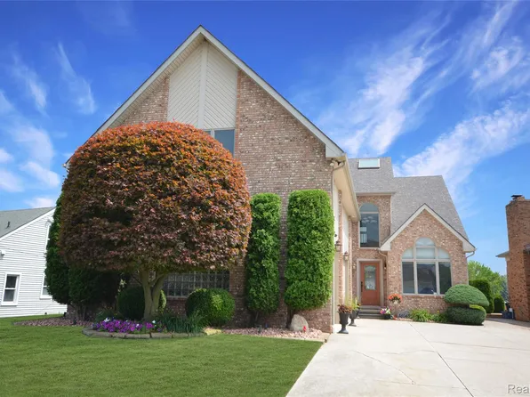 38048 Huron Pointe Dr, Harrison Township, MI 48045