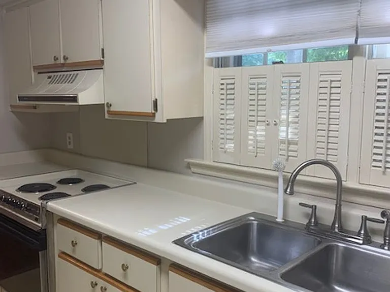 28 Summercreek Dr — Photo 10