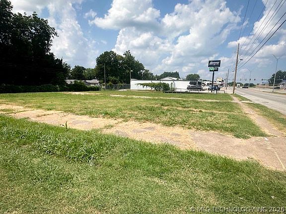 3rd image of 820 S Wood Dr