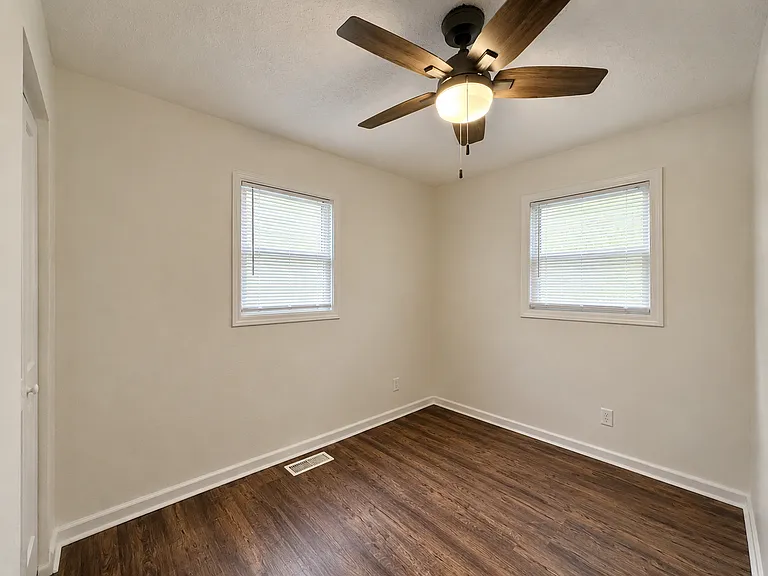 4235 Rookwood Ave — Photo 12