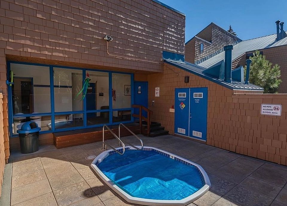 2nd image of 449 Sierra Manor Rd #4