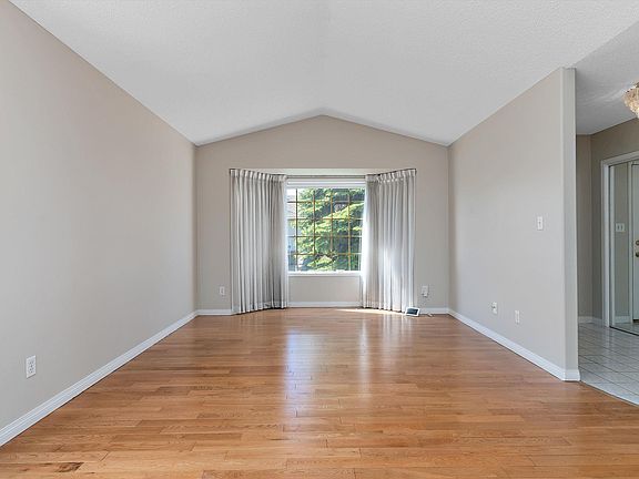 3rd image of 933 Youville Dr W