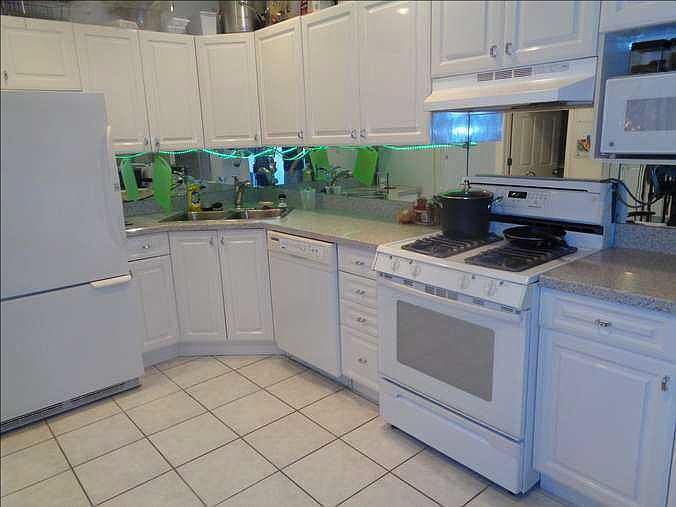 2nd image of 917 S Bishop St #4