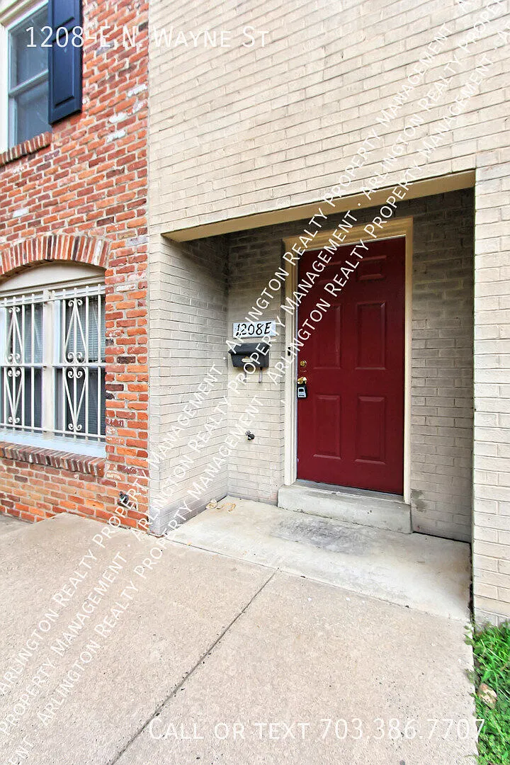 Amazing Deal in Walking Distance to Metro — Photo 4