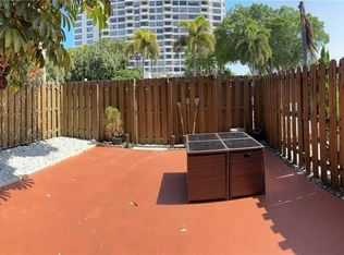 2204 NE 7th St #3, Hallandale, FL 33009