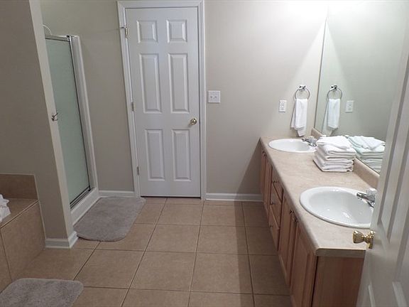 Master bath with dual canity