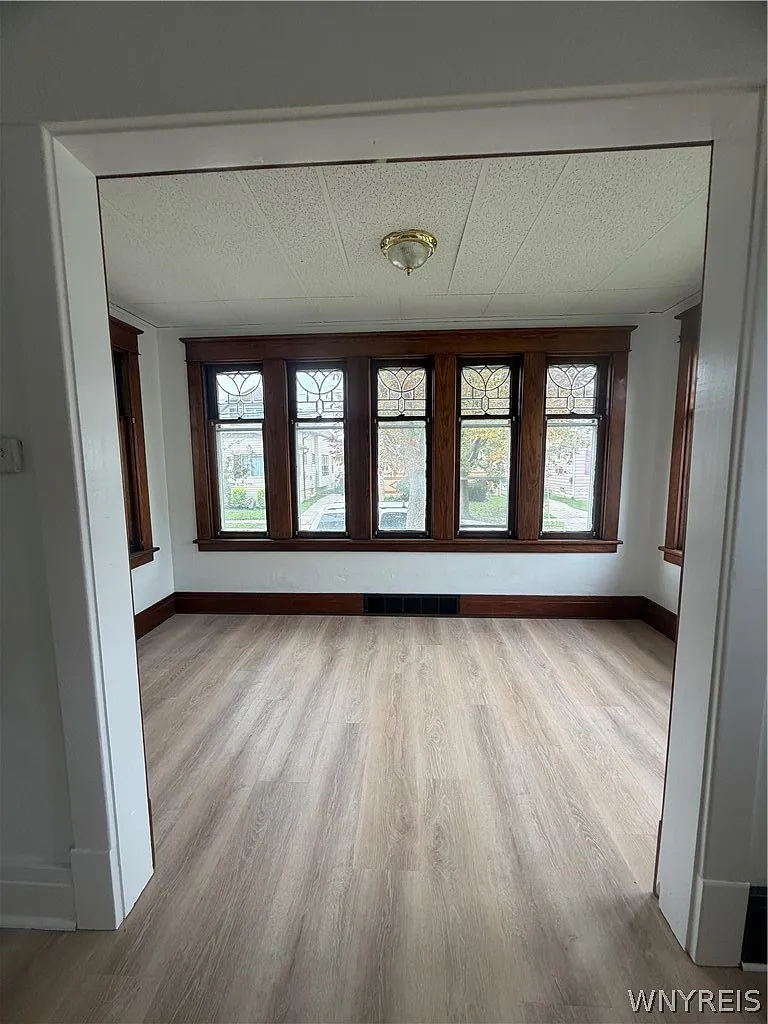 6 bed, 2.0 bath, 2720 sqft, $1,695 — Photo 4