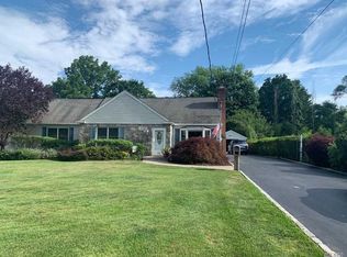 82 W 21st St, Huntington Station, NY 11746