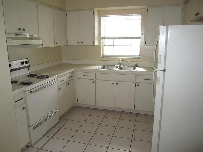 3407 E 38th Ave — Photo 3