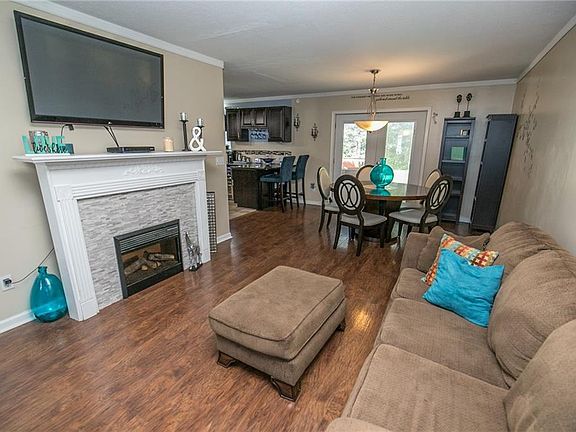 5th image of 863 Rosamond Ave