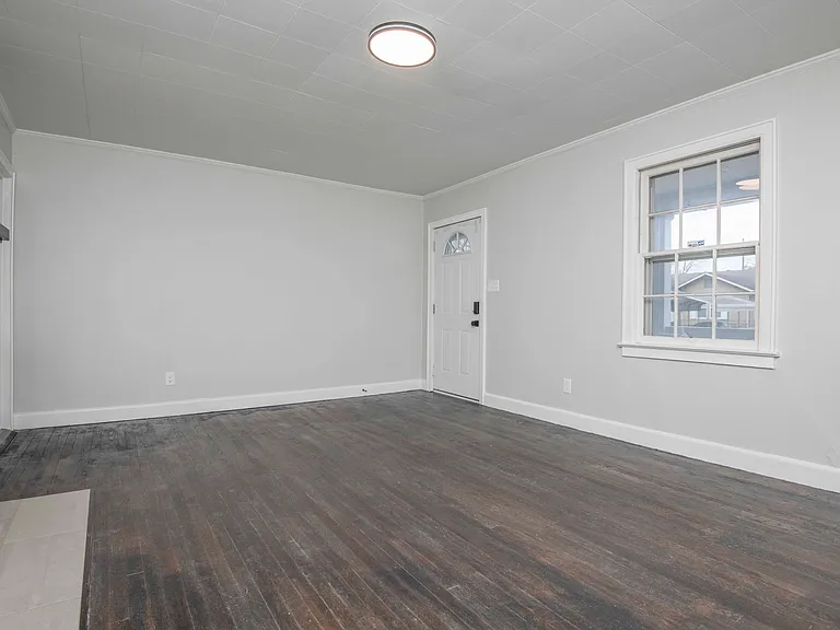 2440 Woodbine Ave — Photo 20