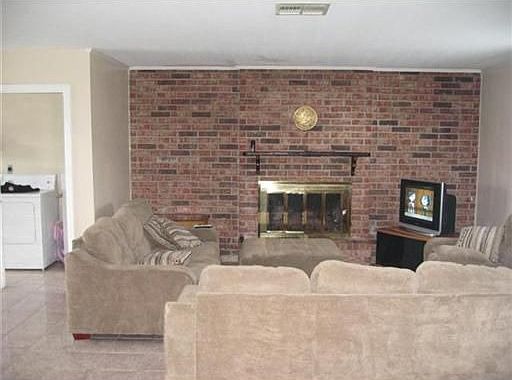 4th image of 2148 Carol Sue Ave