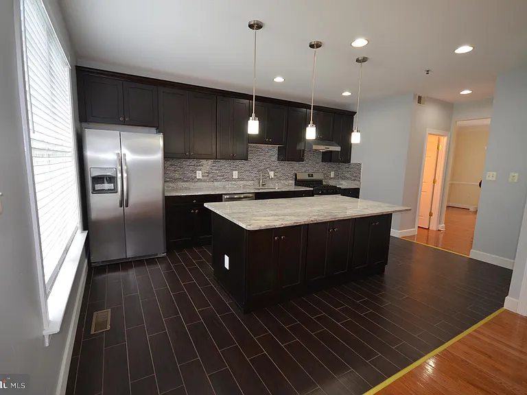 819 Royal Cres — Photo 5