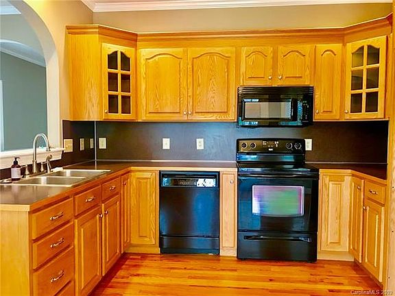 4th image of 253 Maple Creek Dr